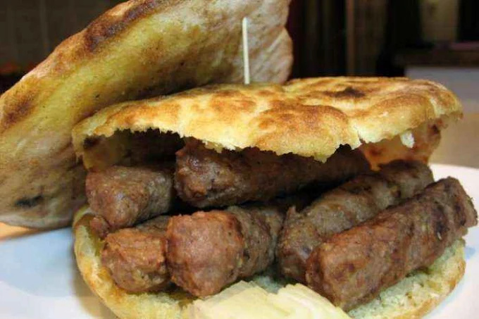 Qebapa grillés dans un pain somun toasté, sauce blanche maison