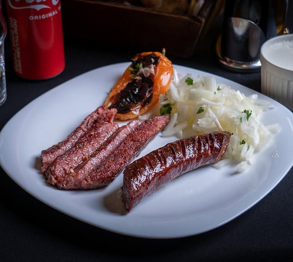 Suxhuk maison grillé minute, servi avec chou blanc et poivron